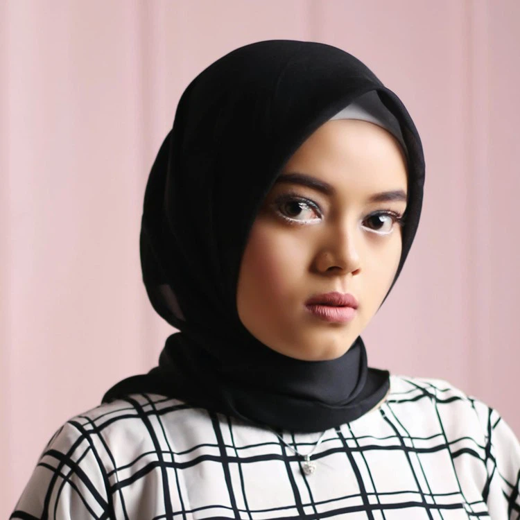 25-A-poised-woman-in-a-black-hijab-delicately-framed-by-the-radiance-of-her-surrounding-environment-manifests-a-perfect-blend-of-tradition-and-elegance 25-A-poised-woman-in-a-black-hijab-delicately-framed-by-the-radiance-of-her-surrounding-environment-manifests-a-perfect-blend-of-tradition-and-elegance